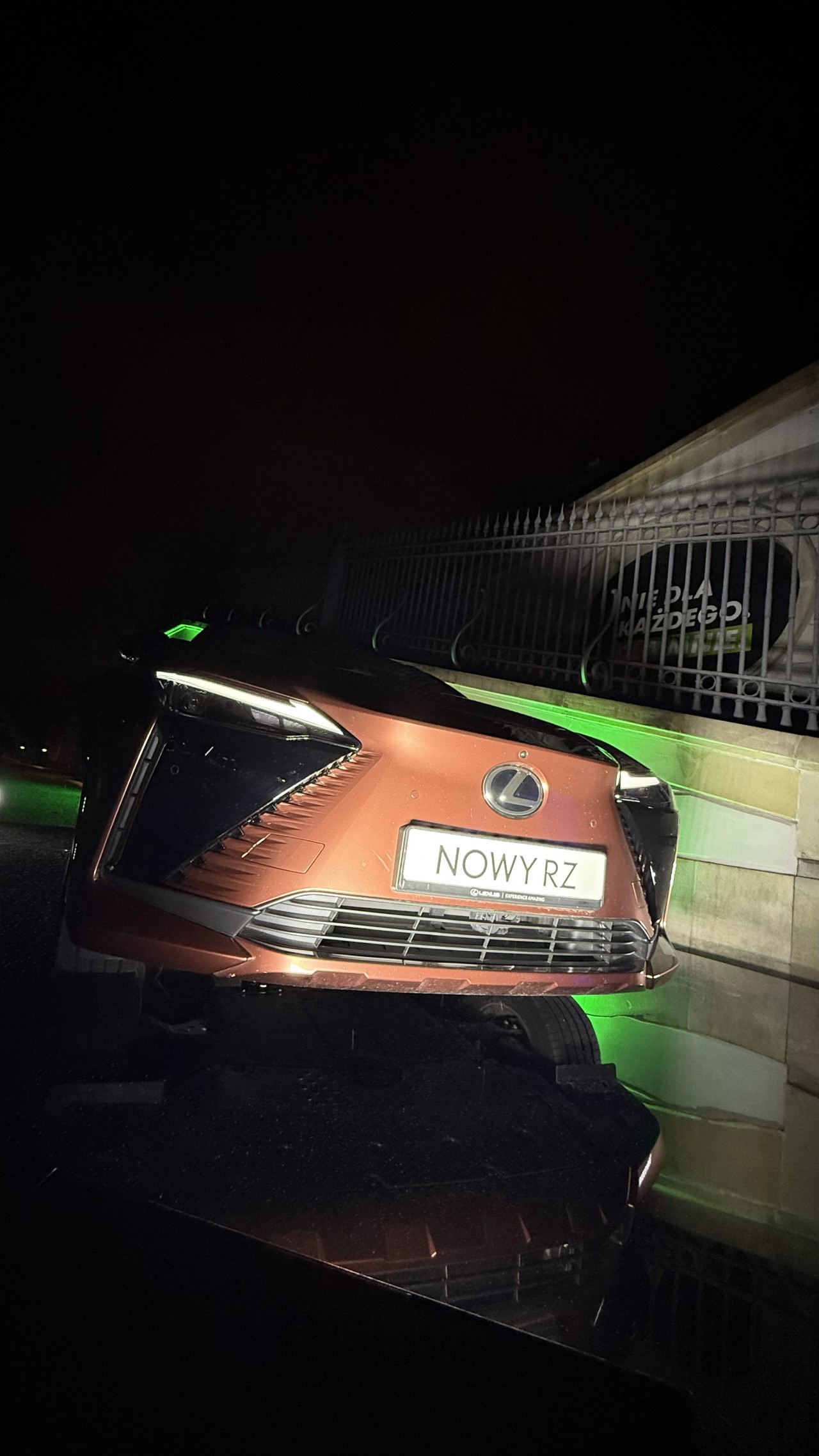 Zelektryfikowane Lexusy na prezentacji ramówki CANAL+. Efektowna ekspozycja modeli ES i RZ