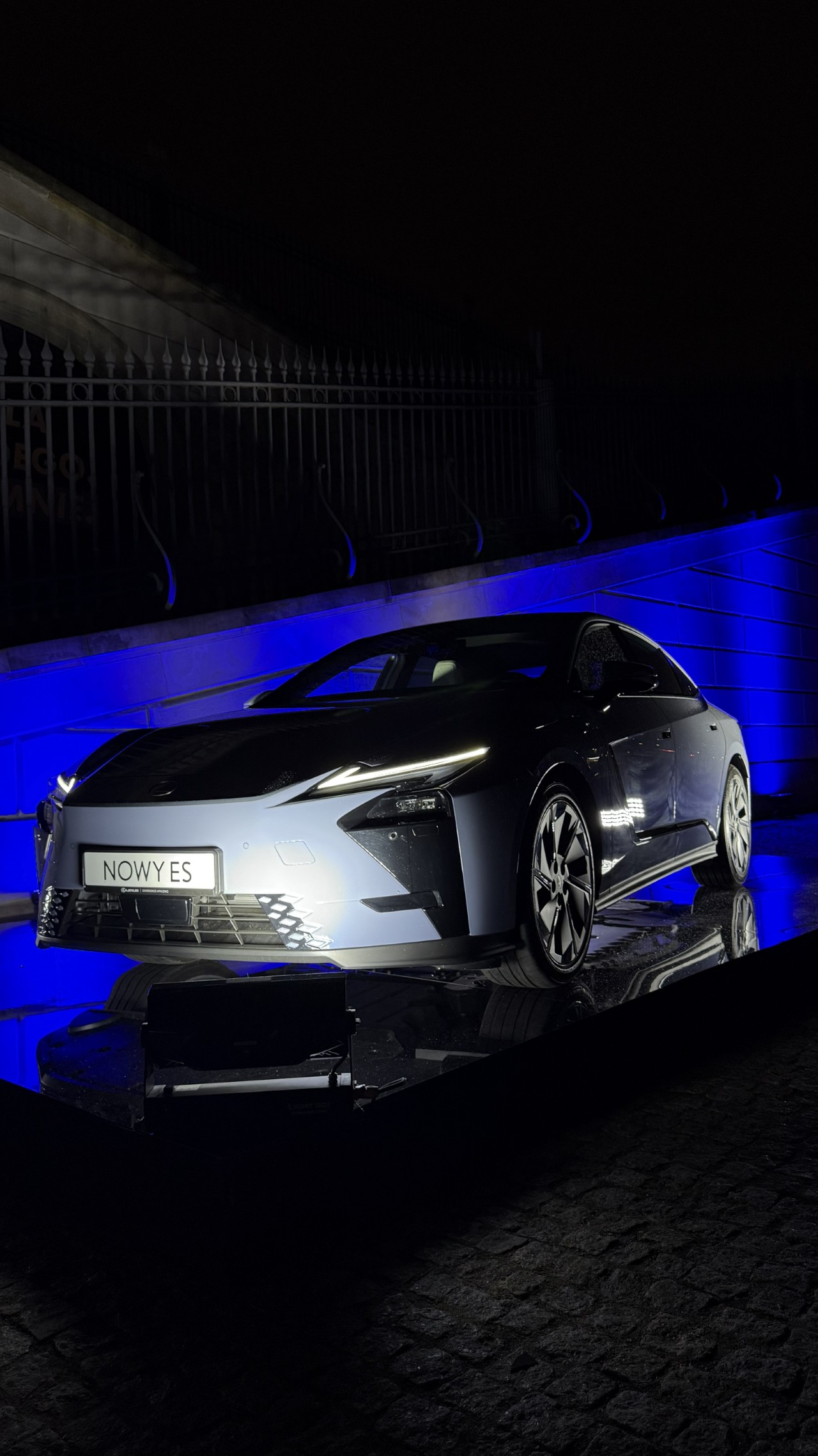 Zelektryfikowane Lexusy na prezentacji ramówki CANAL+. Efektowna ekspozycja modeli ES i RZ