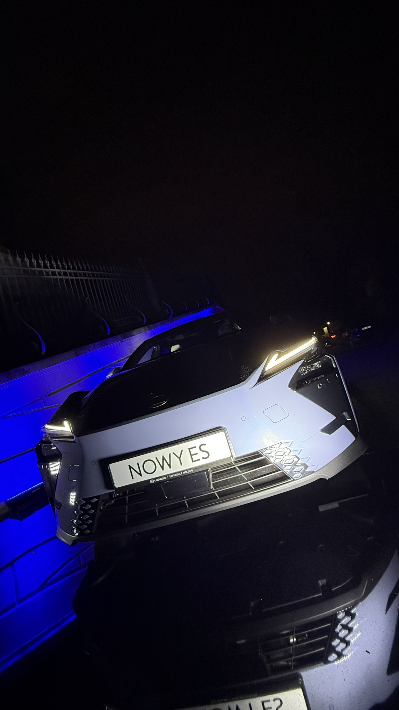 Zelektryfikowane Lexusy na prezentacji ramówki CANAL+. Efektowna ekspozycja modeli ES i RZ