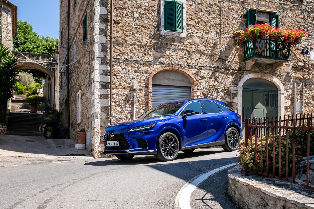 Lexus obniżył ceny wszystkich wersji modelu RX. Hybryda i hybryda plug-in z wysokimi rabatami