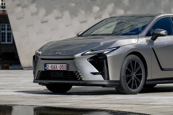 Nowy Lexus ES 300h. Największe zmiany względem poprzedniej generacji hybrydowej limuzyny