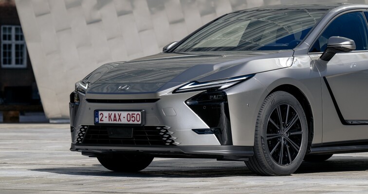 Nowy Lexus ES 300h. Największe zmiany względem poprzedniej generacji hybrydowej limuzyny