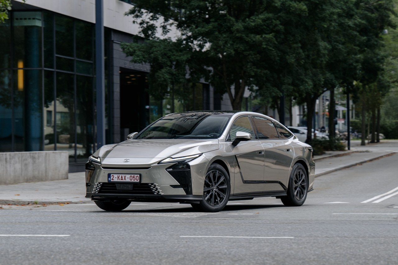 Nowy Lexus ES 300h. Największe zmiany względem poprzedniej generacji hybrydowej limuzyny