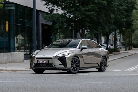 Nowy Lexus ES 300h. Największe zmiany względem poprzedniej generacji hybrydowej limuzyny