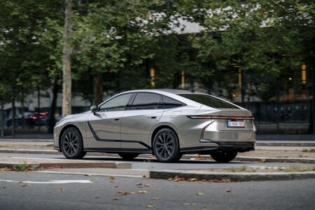 Nowy Lexus ES 300h. Największe zmiany względem poprzedniej generacji hybrydowej limuzyny