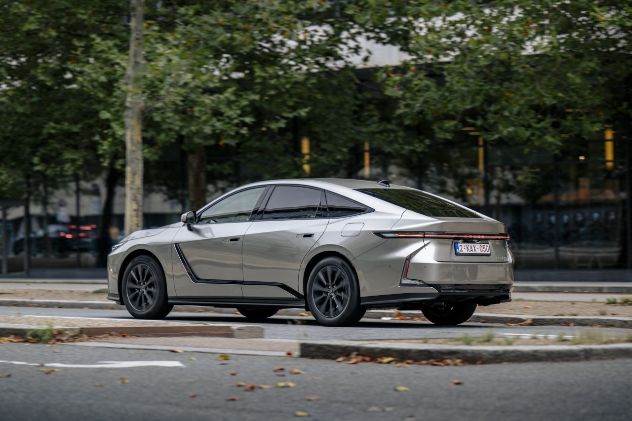 Nowy Lexus ES 300h. Największe zmiany względem poprzedniej generacji hybrydowej limuzyny