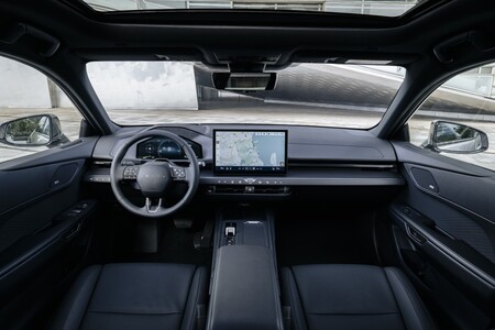 Nowy Lexus ES 300h. Największe zmiany względem poprzedniej generacji hybrydowej limuzyny