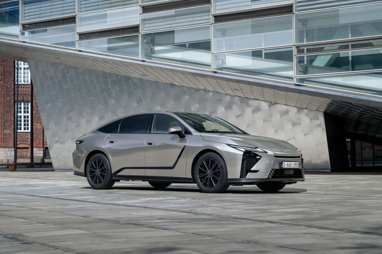 Nowy Lexus ES 300h. Największe zmiany względem poprzedniej generacji hybrydowej limuzyny