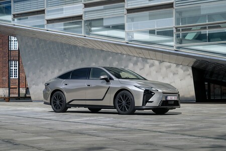 Nowy Lexus ES 300h. Największe zmiany względem poprzedniej generacji hybrydowej limuzyny