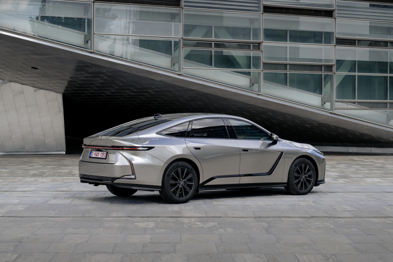 Nowy Lexus ES 300h. Największe zmiany względem poprzedniej generacji hybrydowej limuzyny