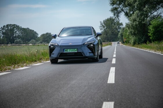 Nowy Lexus ES liderem segmentu E Premium we wrześniu. Lexus najczęściej wybieraną marką premium wśród klientów indywidualnych