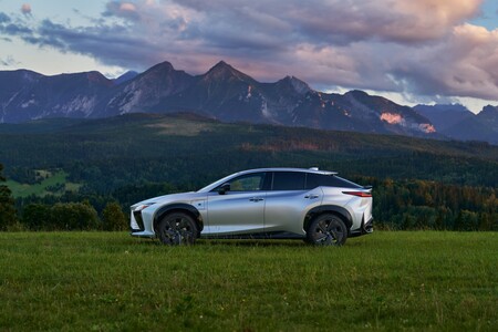 LBX bestsellerem Lexusa w Europie, NX 450h+ najpopularniejszą hybrydą plug-in