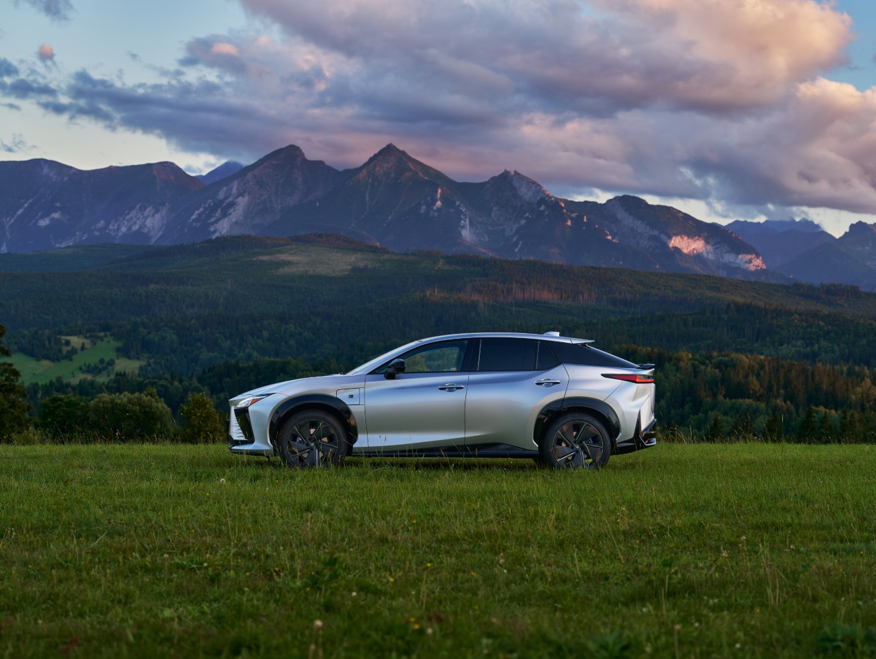 LBX bestsellerem Lexusa w Europie, NX 450h+ najpopularniejszą hybrydą plug-in