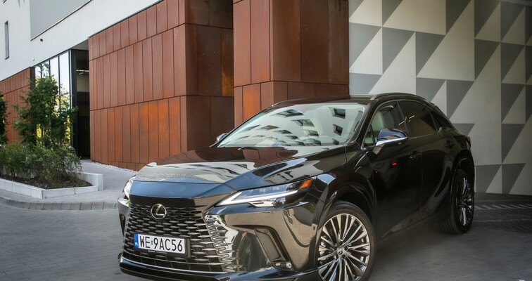 Lexus sprzedał na świecie ponad milion hybrydowych RX-ów