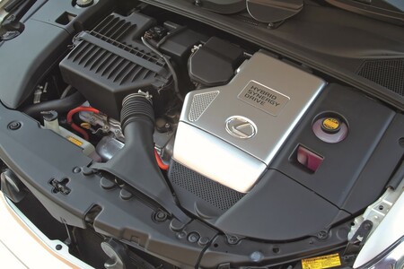 Lexus sprzedał na świecie ponad milion hybrydowych RX-ów