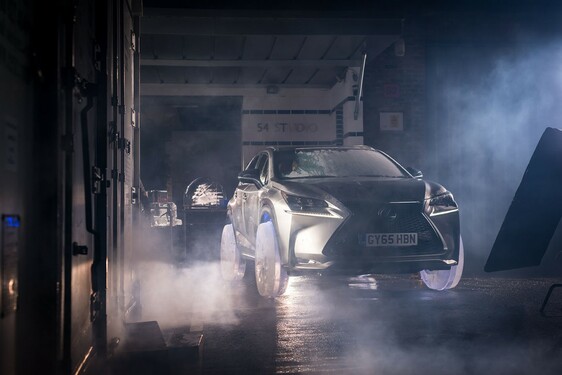 Lexus na lodowych kołach