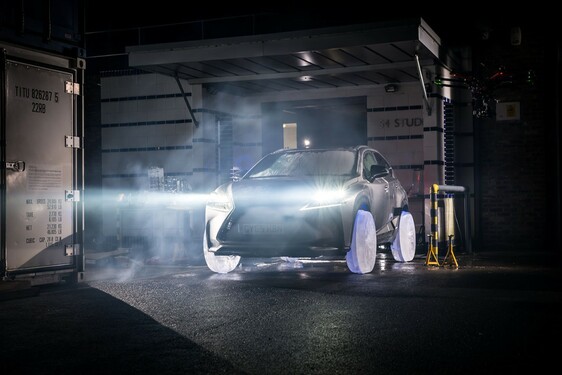 Lexus na lodowych kołach