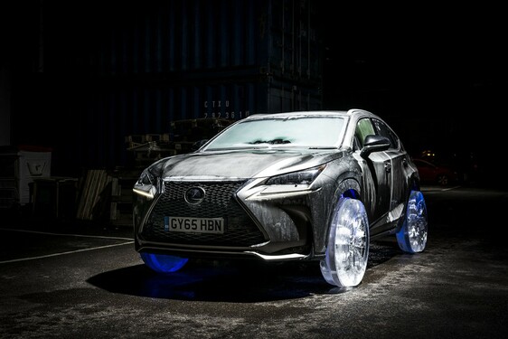 Lexus na lodowych kołach