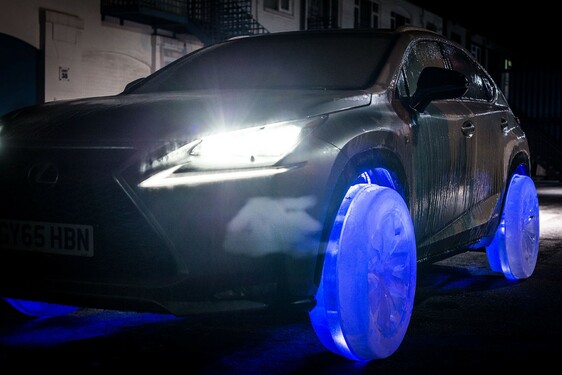 Lexus na lodowych kołach