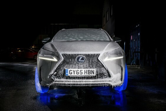 Lexus na lodowych kołach