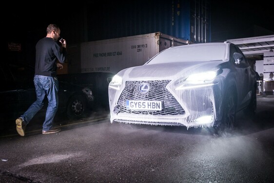 Lexus na lodowych kołach