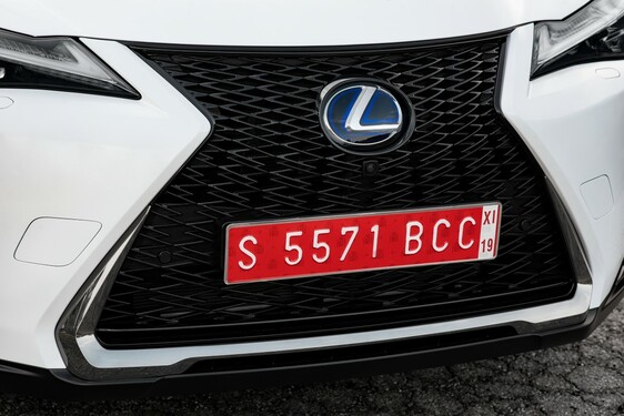 2019 UX F SPORT