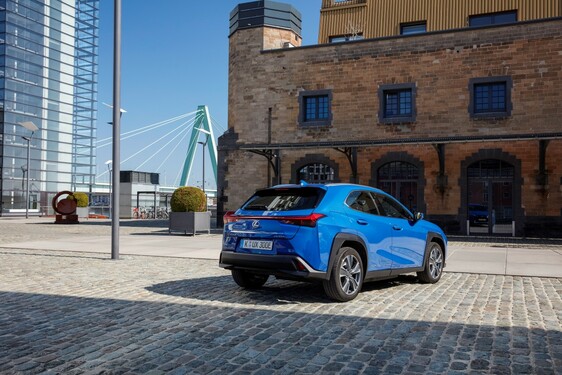 UX 300e – LUKSUSOWY CROSSOVER O ATRAKCYJNEJ STYLISTYCE WPROWADZA LEXUSA W ERĘ PEŁNEJ ELEKTRYFIKACJI
