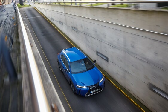 UX 300e – LUKSUSOWY CROSSOVER O ATRAKCYJNEJ STYLISTYCE WPROWADZA LEXUSA W ERĘ PEŁNEJ ELEKTRYFIKACJI