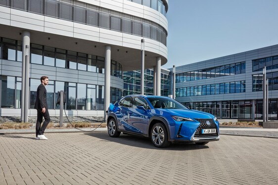 UX 300e – LUKSUSOWY CROSSOVER O ATRAKCYJNEJ STYLISTYCE WPROWADZA LEXUSA W ERĘ PEŁNEJ ELEKTRYFIKACJI