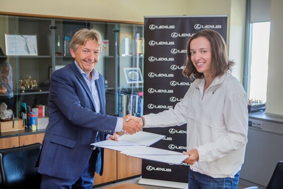 LEXUS NAWIĄZUJE WSPÓŁPRACĘ Z IGĄ ŚWIĄTEK