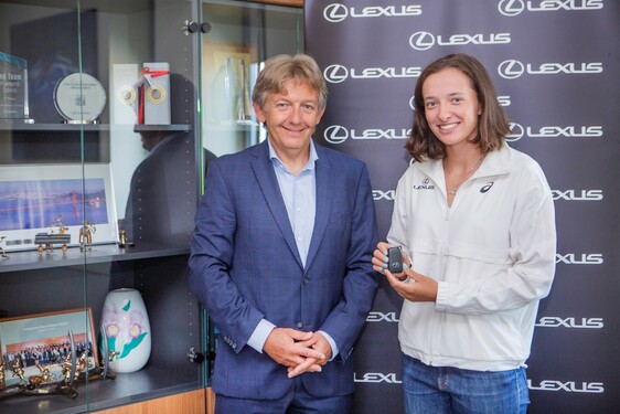 LEXUS NAWIĄZUJE WSPÓŁPRACĘ Z IGĄ ŚWIĄTEK