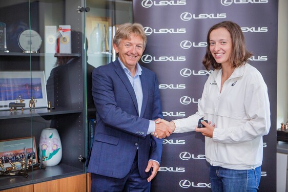 LEXUS NAWIĄZUJE WSPÓŁPRACĘ Z IGĄ ŚWIĄTEK