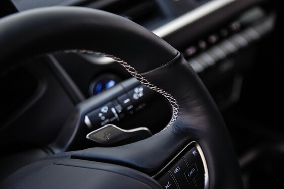 W PEŁNI ELEKTRYCZNY LEXUS UX 300E – JAPOŃSKI KUNSZT NA EUROPEJSKICH DROGACH