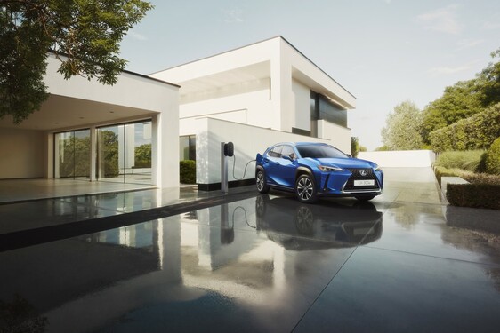 W PEŁNI ELEKTRYCZNY LEXUS UX 300E – JAPOŃSKI KUNSZT NA EUROPEJSKICH DROGACH