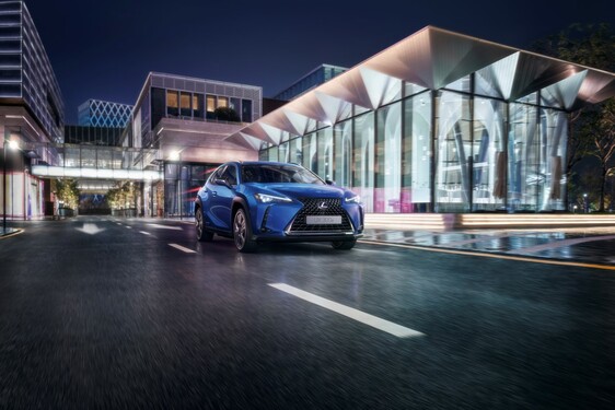 W PEŁNI ELEKTRYCZNY LEXUS UX 300E – JAPOŃSKI KUNSZT NA EUROPEJSKICH DROGACH