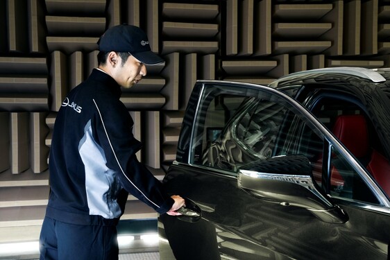 W PEŁNI ELEKTRYCZNY LEXUS UX 300E – JAPOŃSKI KUNSZT NA EUROPEJSKICH DROGACH