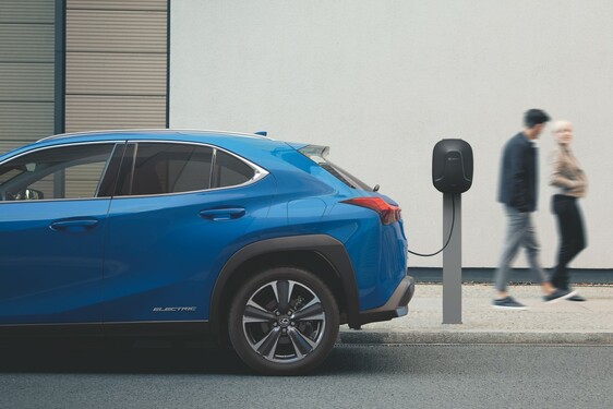 W PEŁNI ELEKTRYCZNY LEXUS UX 300E – JAPOŃSKI KUNSZT NA EUROPEJSKICH DROGACH