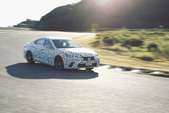 LEXUS PREZENTUJE DIRECT4 – NOWĄ GENERACJĘ TECHNOLOGII STEROWANIA NAPĘDEM ELEKTRYCZNYM