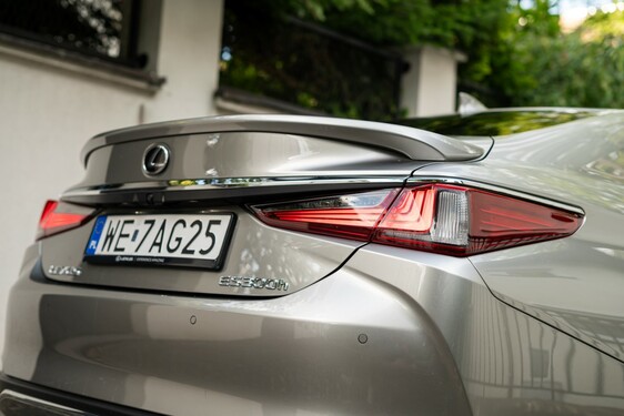 Lexus ES 2023
