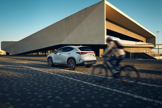 ELEKTRONICZNE KLAMKI W AUTACH LEXUSA