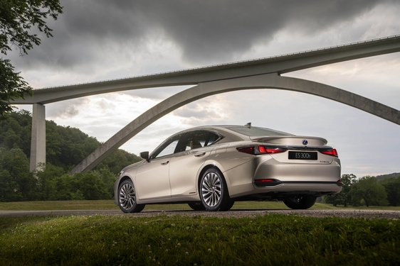Lexus ES 2019