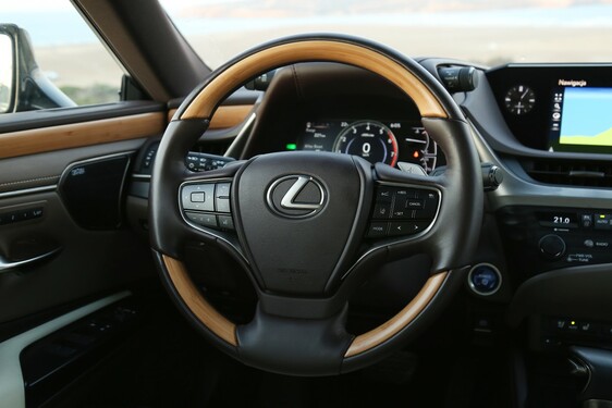 Lexus ES 2019