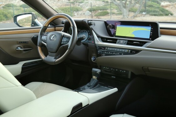 Lexus ES 2019
