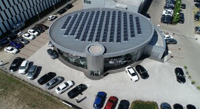 EKOLOGICZNE OGNIWA FOTOWOLTAICZNE ZASILĄ WARSZAWSKI SALON LEXUSA