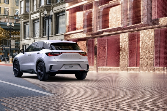 LEXUS LBX I GWIAZDY SZTUKI CYFROWEJ. WYJĄTKOWA KAMPANIA Z MIEJSKIM CROSSOVEREM W ROLI GŁÓWNEJ