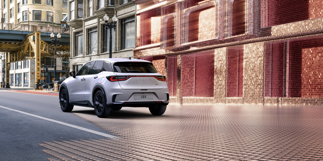 LEXUS LBX I GWIAZDY SZTUKI CYFROWEJ. WYJĄTKOWA KAMPANIA Z MIEJSKIM CROSSOVEREM W ROLI GŁÓWNEJ