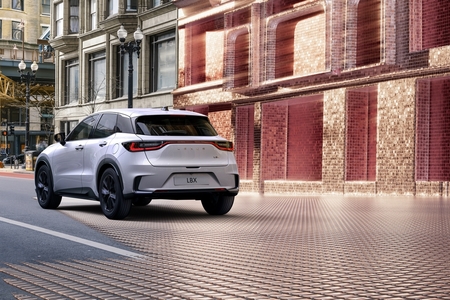 LEXUS LBX I GWIAZDY SZTUKI CYFROWEJ. WYJĄTKOWA KAMPANIA Z MIEJSKIM CROSSOVEREM W ROLI GŁÓWNEJ