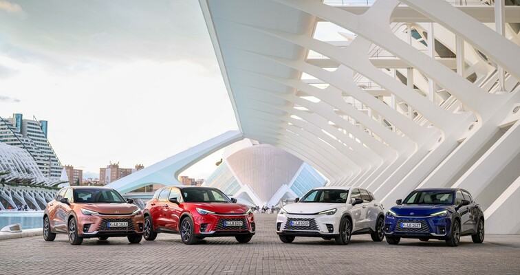 TAK LEXUS LBX SIĘ WYRÓŻNIA. 17 LAKIERÓW, 5 WERSJI, 7 TAPICEREK