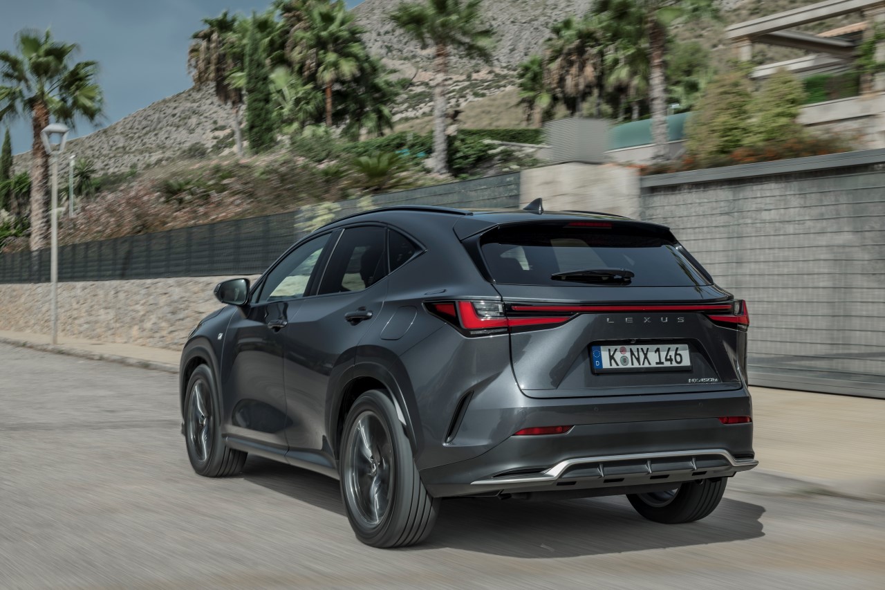 LEXUS NX LIDEREM KLASY PREMIUM W MAJU. LBX Z DEBIUTEM W TOP 10