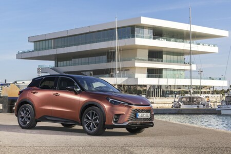 LEXUS NX LIDEREM KLASY PREMIUM W MAJU. LBX Z DEBIUTEM W TOP 10